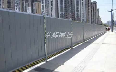 简易围挡是否容易被污染和损坏？