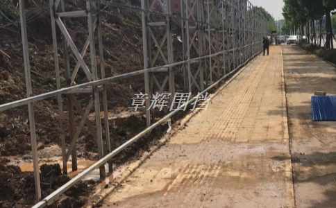 简易围挡在公共场所中的使用是否需要遵守特定规定？（公共场所中简易围挡的应用标准）