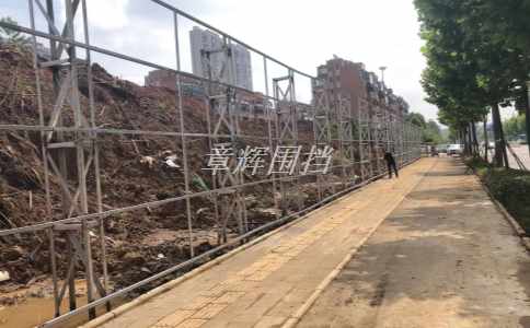 简易围挡在运动会或文化活动中的多功能性能如何表现？（运动会和文化活动中简易围挡的多重应用）