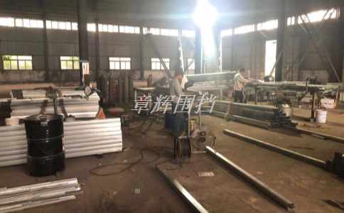 简易围挡的结构和构造方式如何考虑，以确保稳定性和安全性？