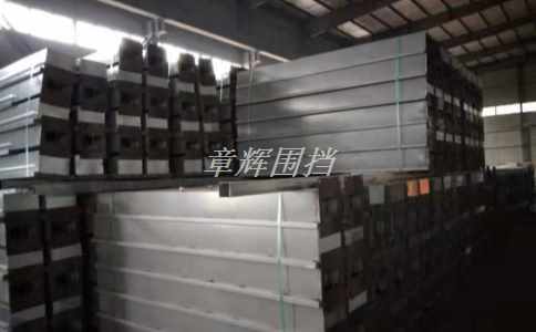 简易围挡上的广告、宣传信息如何书写和表达？