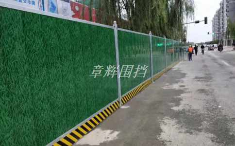 如何设计和制作具有美观性和广告效果的简易围挡？