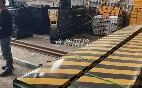 如何设计和制作具有美观性和广告效果的简易围挡？